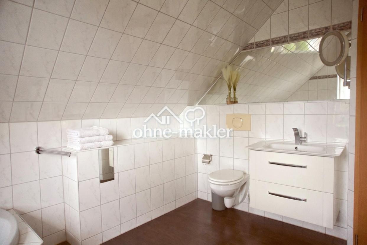 Bad: Waschtisch und WC