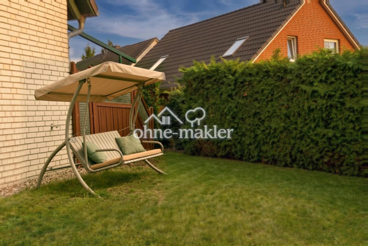 Garten hinter hoher Hecke