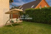 Garten hinter hoher Hecke