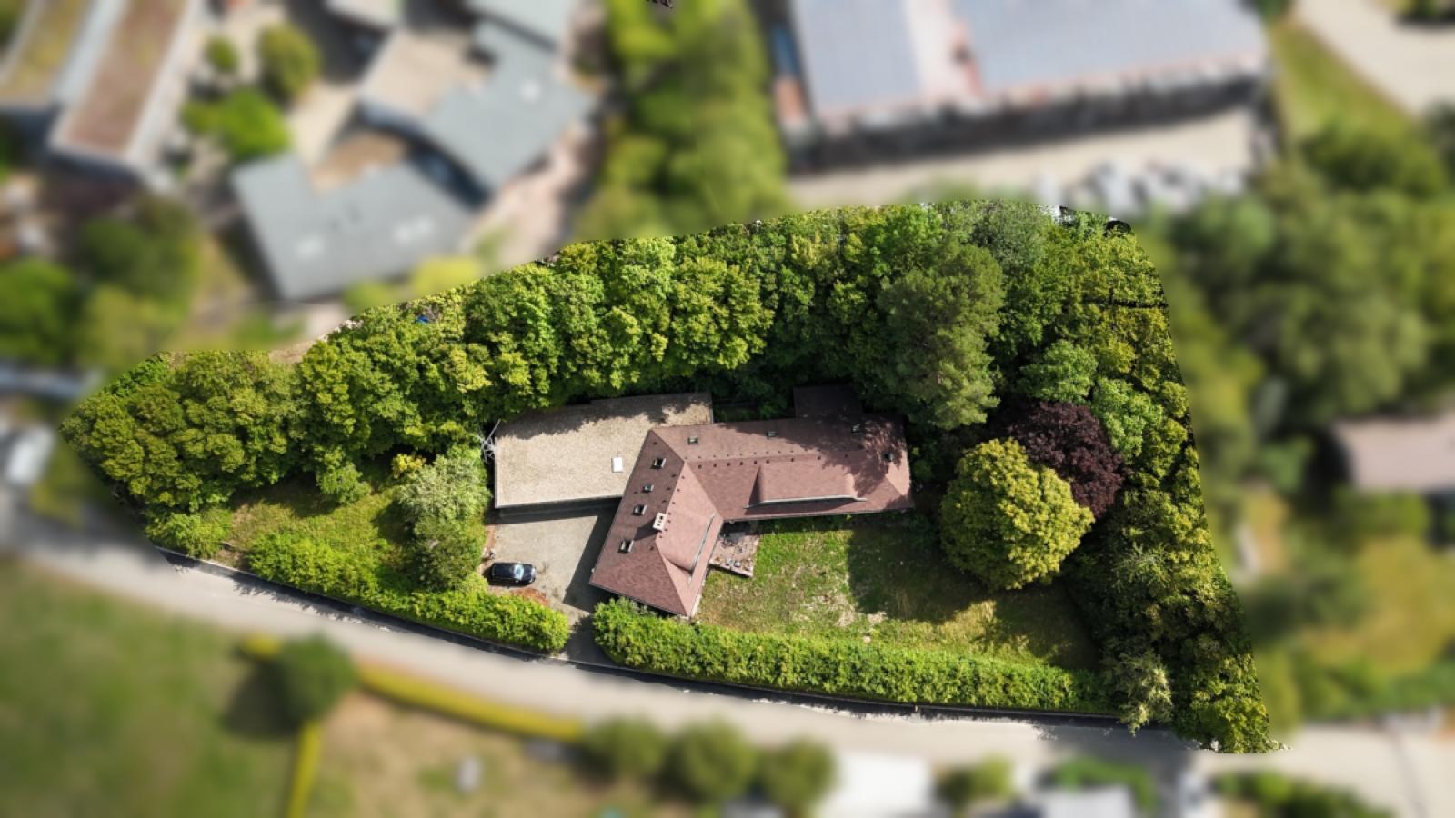 Luftaufnahme des gesamten Anwesens mit Grundstück