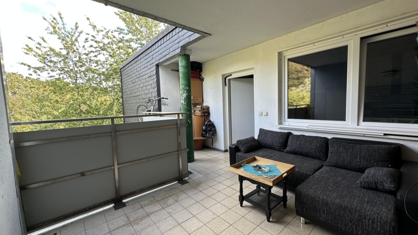 Laubgang zur ETW (2. Balkon)