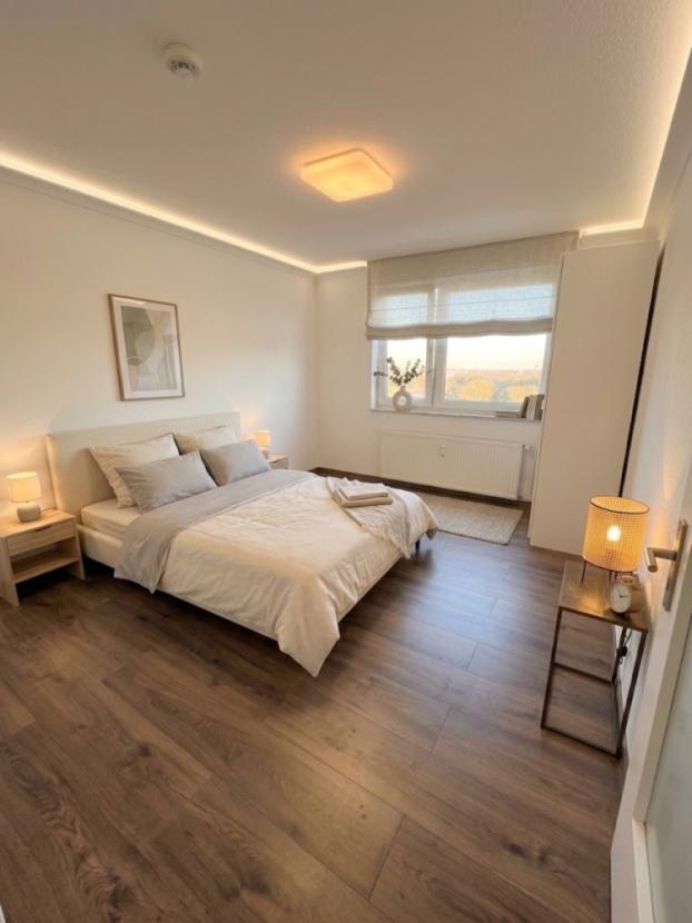 Schlafzimmer mit KI möbliert