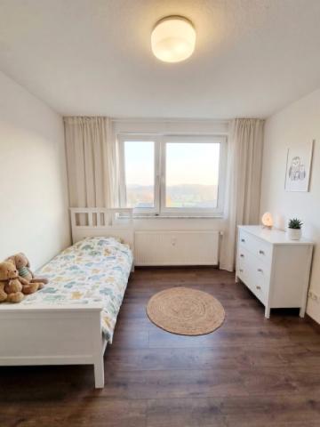 Kinderzimmer mit KI möbliert