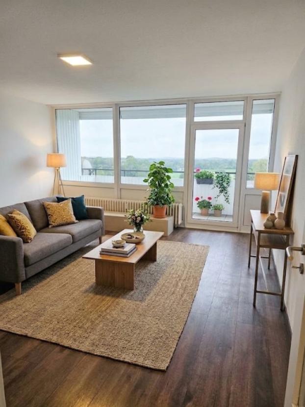 Wohnzimmer mit KI möbliert
