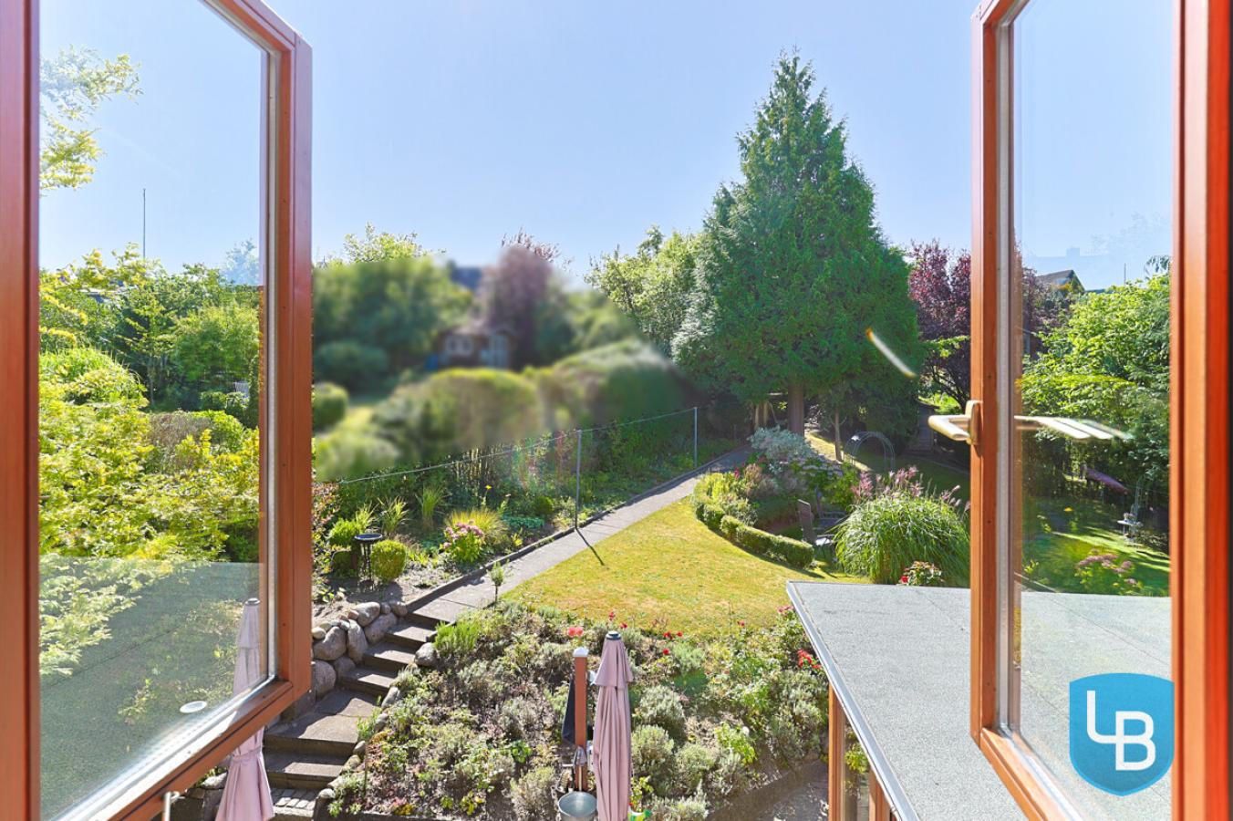 ... mit Ausblick in den Garten