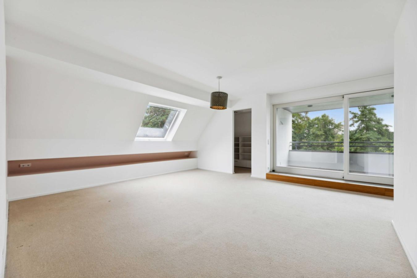 Master Schlafzimmer mit Ankleide und Balkon