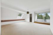 Master Schlafzimmer mit Ankleide und Balkon