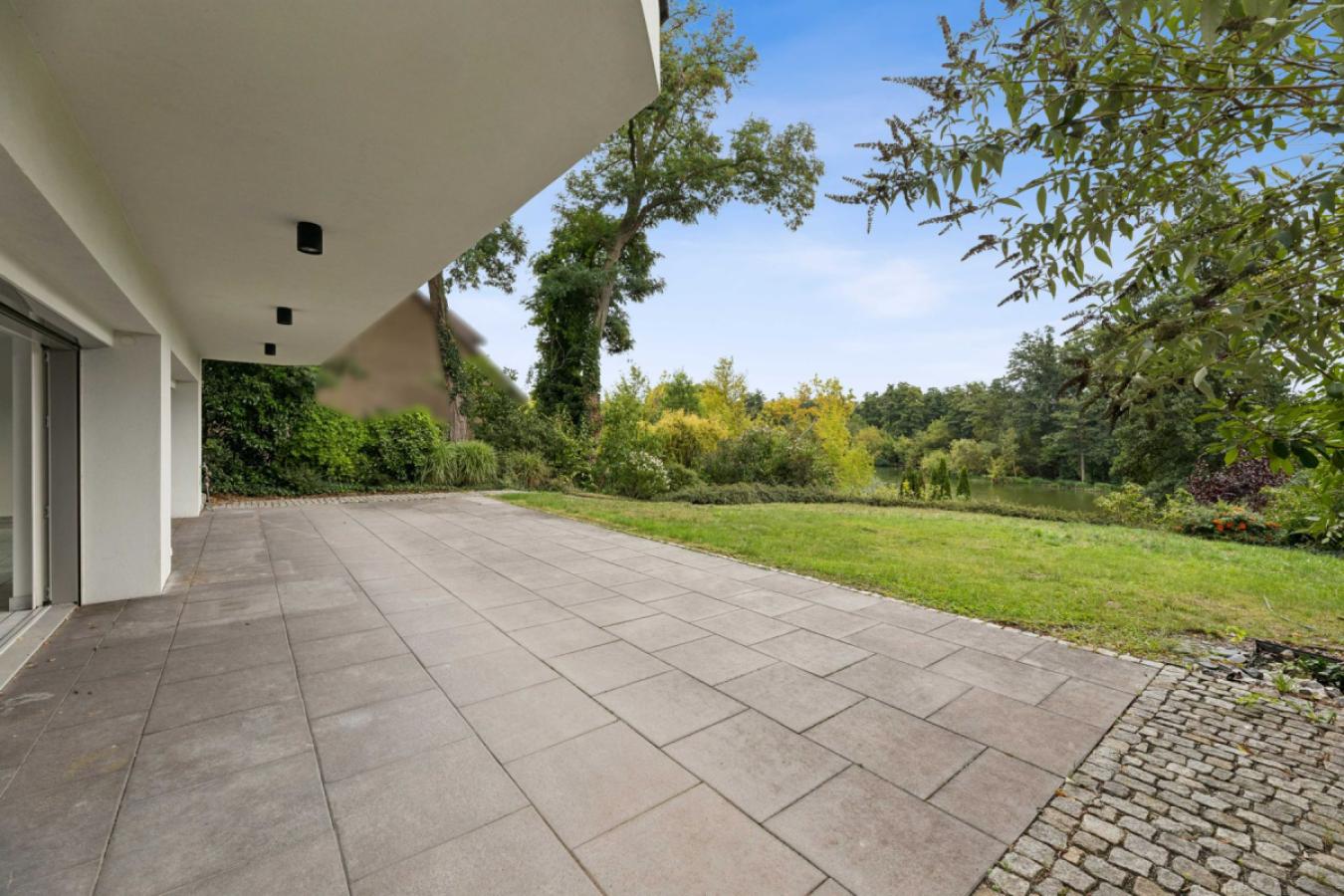 Großzügige Terrasse zum Garten