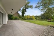 Großzügige Terrasse zum Garten
