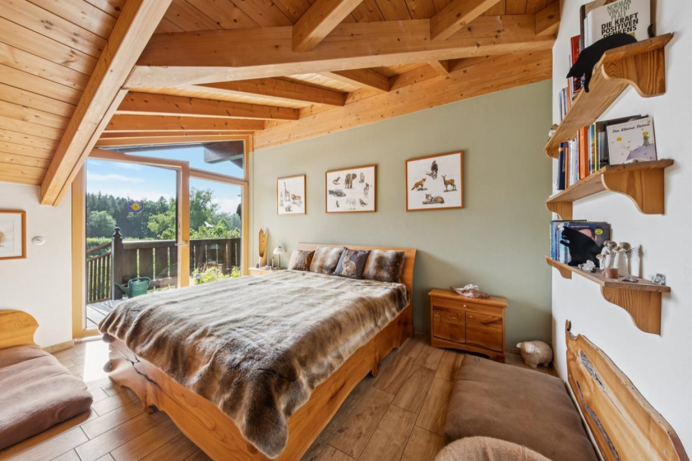Schlafzimmer mit Sichtdachstuhl DG