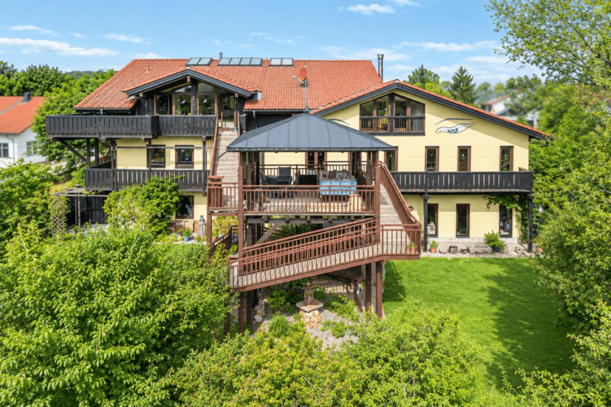 Außenansicht mit Podestterrasse