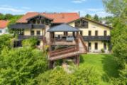 Außenansicht mit Podestterrasse