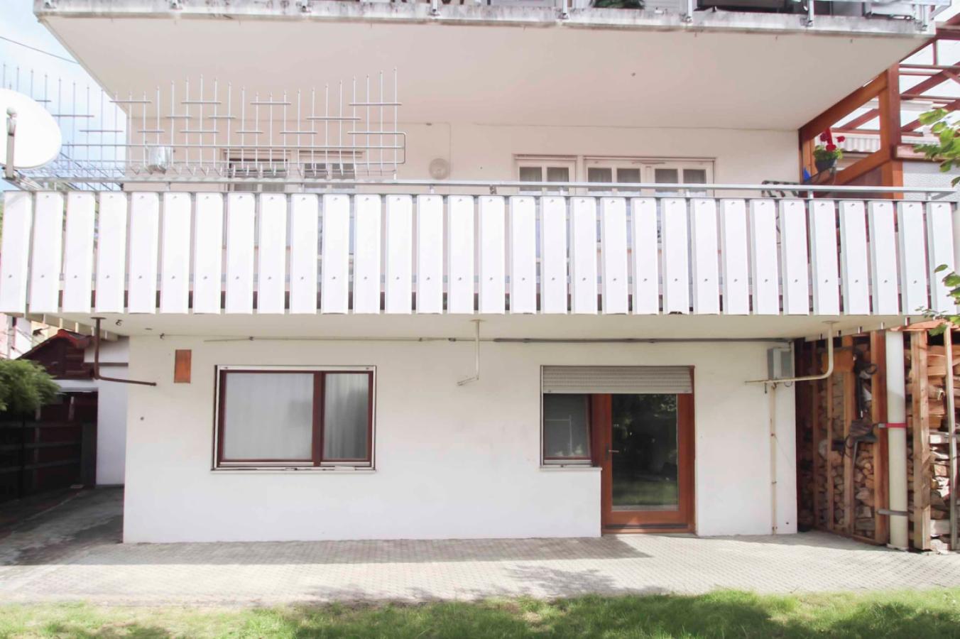 Außenansicht Rückseite mit Balkon