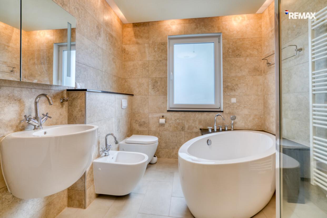 Badezimmer Ansicht 1