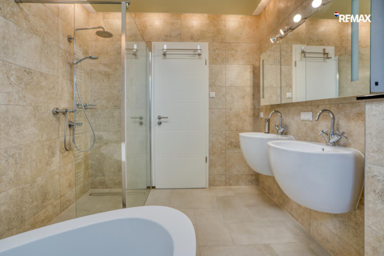 Badezimmer Ansicht 2