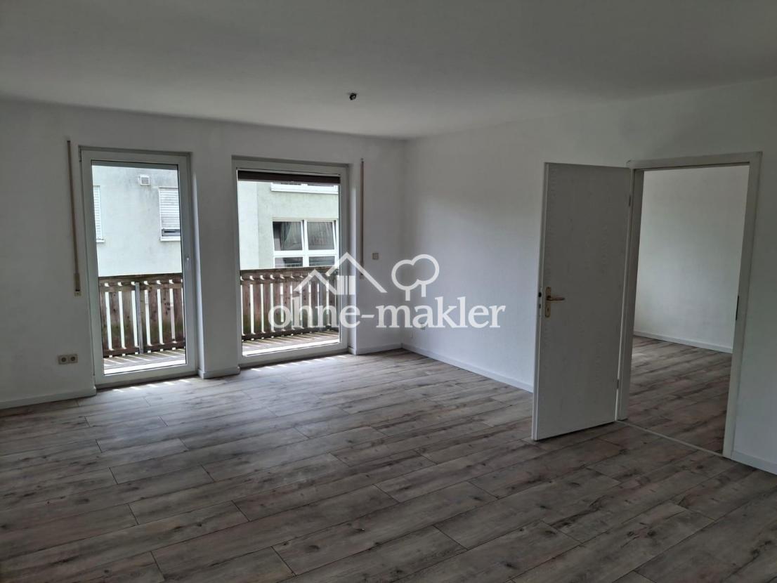Wohnzimmer mit Zugang Balkon