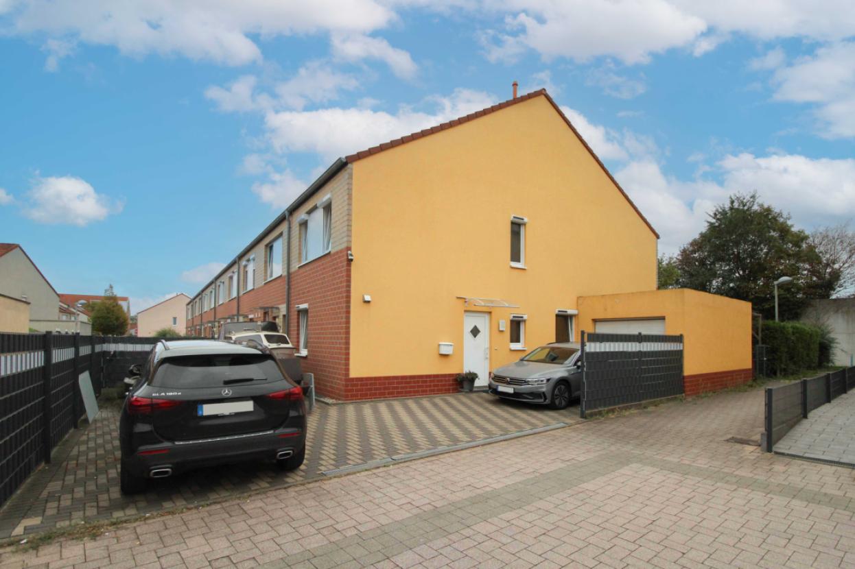 Front Bild mit Garage und Stellplätze