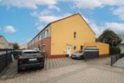 Front Bild mit Garage und Stellplätze