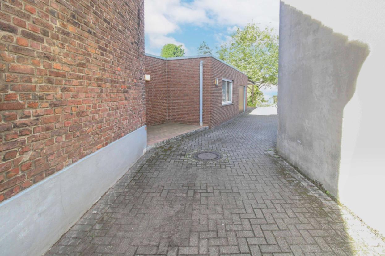 Zufahrt zur Garage und dem Garten