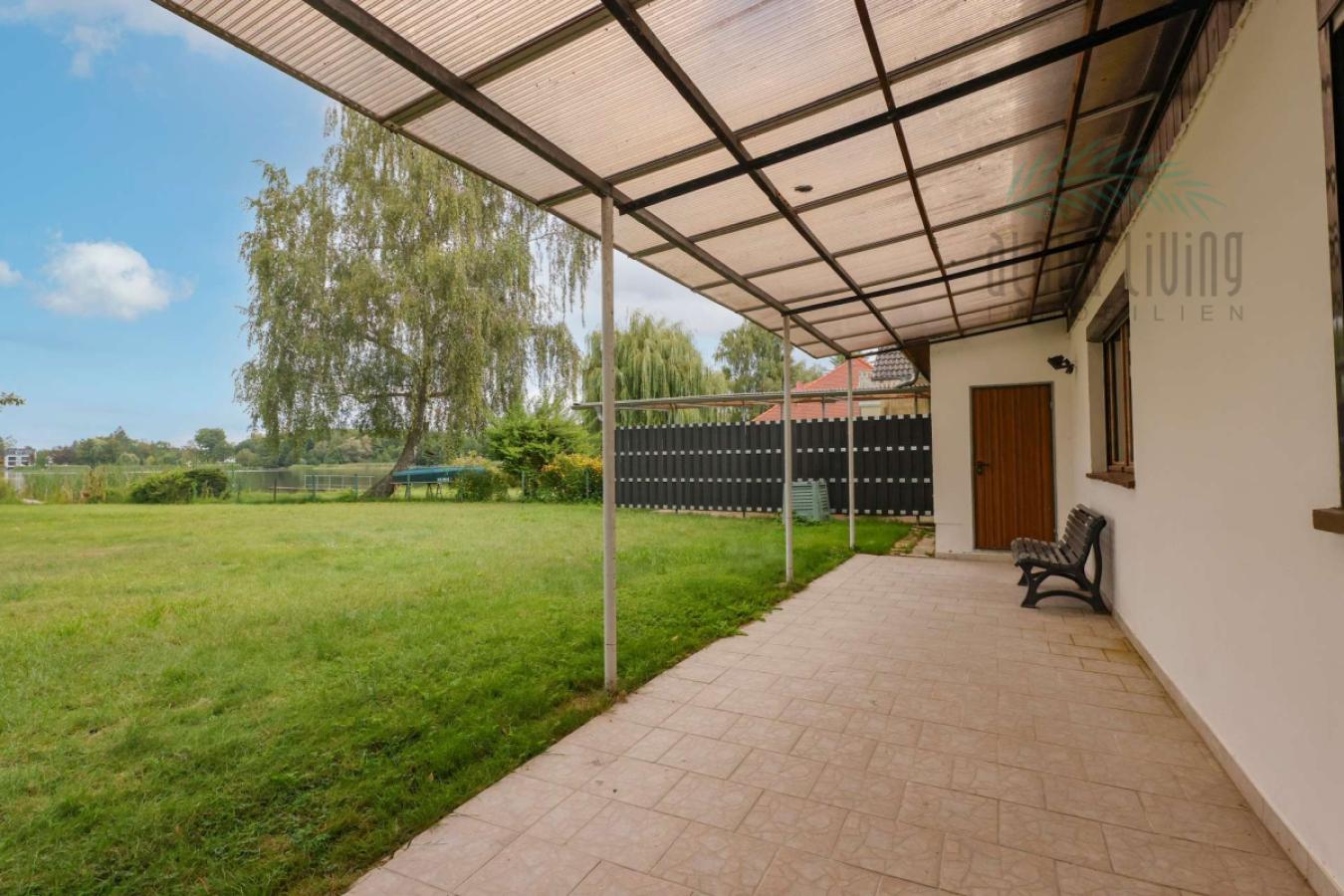 Terrasse mit Gartenblick