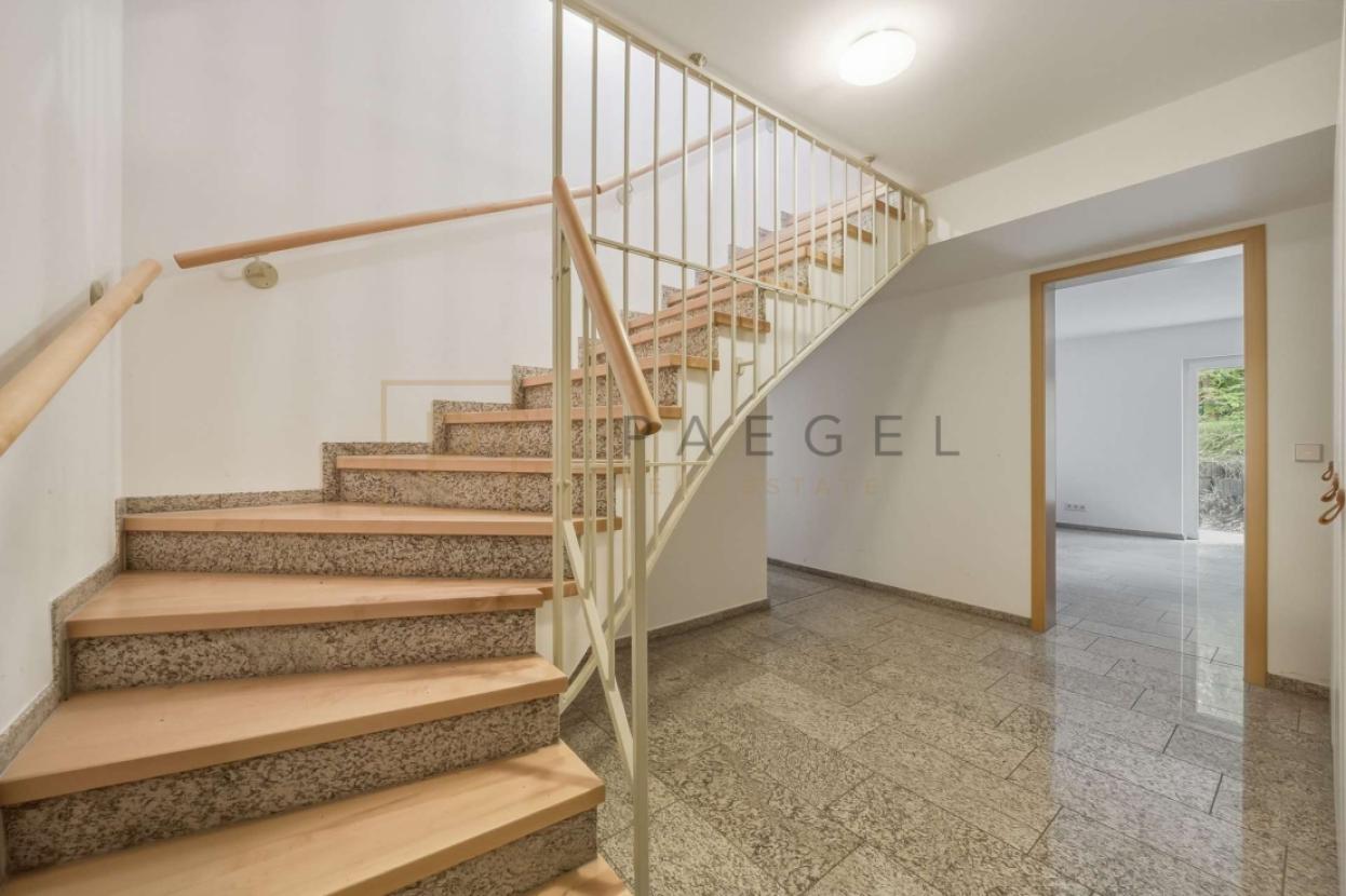 Treppenhaus ins EG.