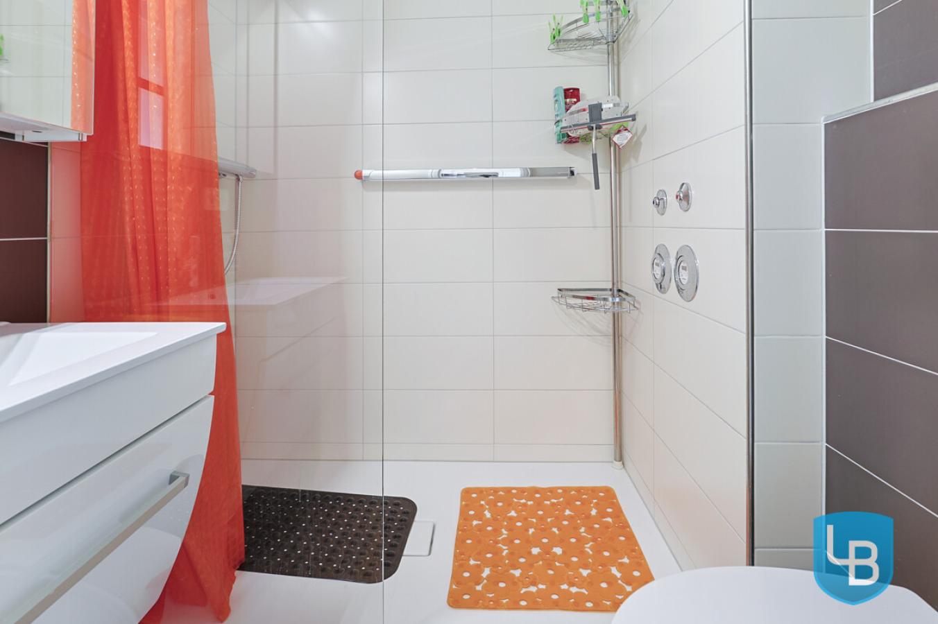 Modernes Duschbad