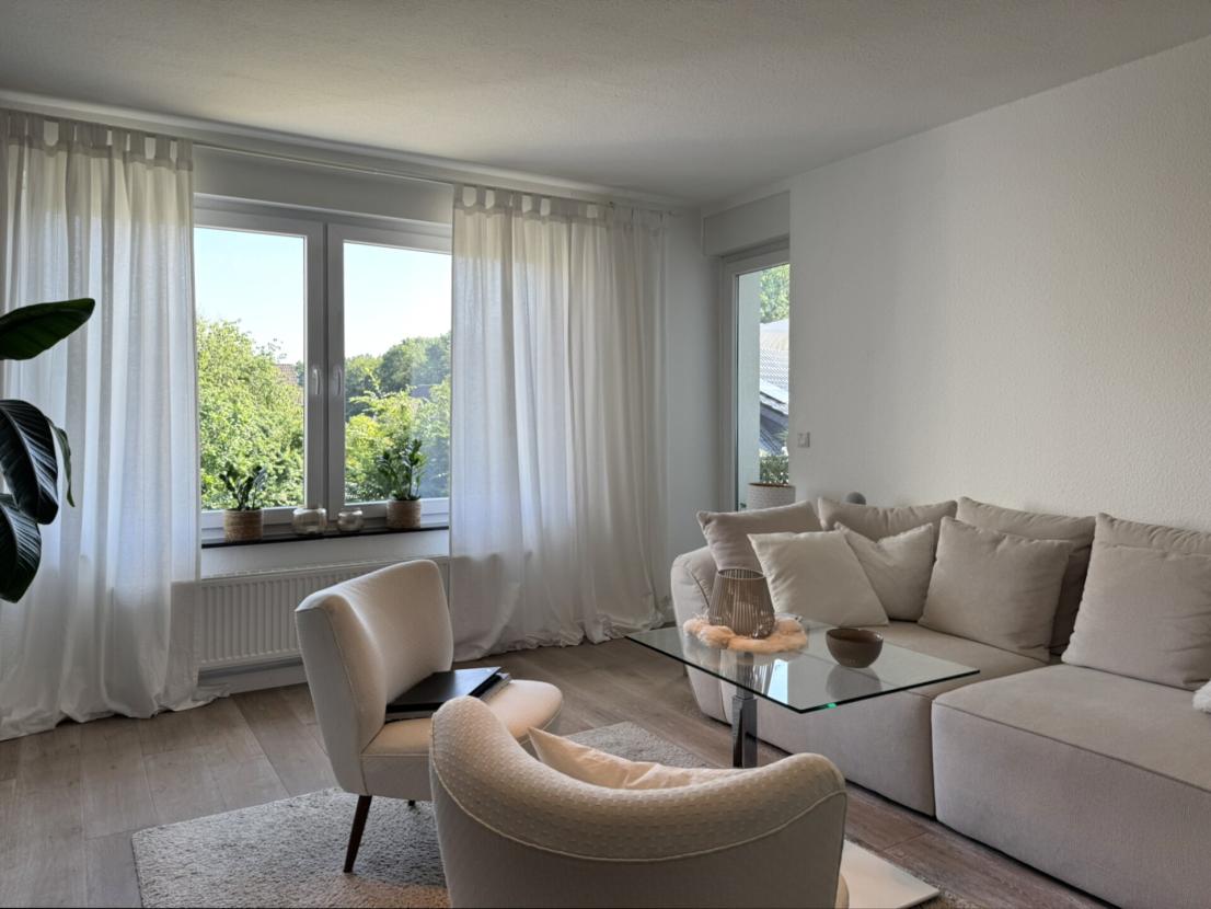 Wohnzimmer mit Balkonzugang, Hs. 2, 2.OG-li