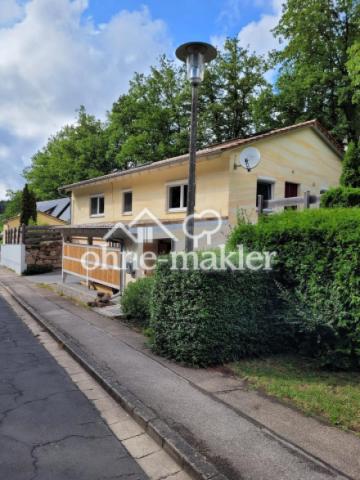 Hausansicht mit Carport