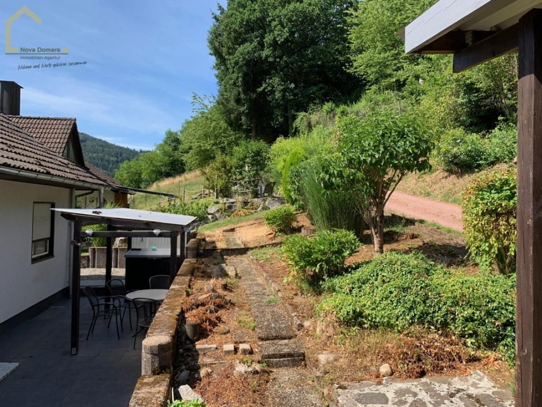 kleiner Garten vor dem Eingang
