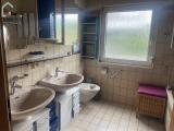 Badezimmer mit Dusche und Badewanne