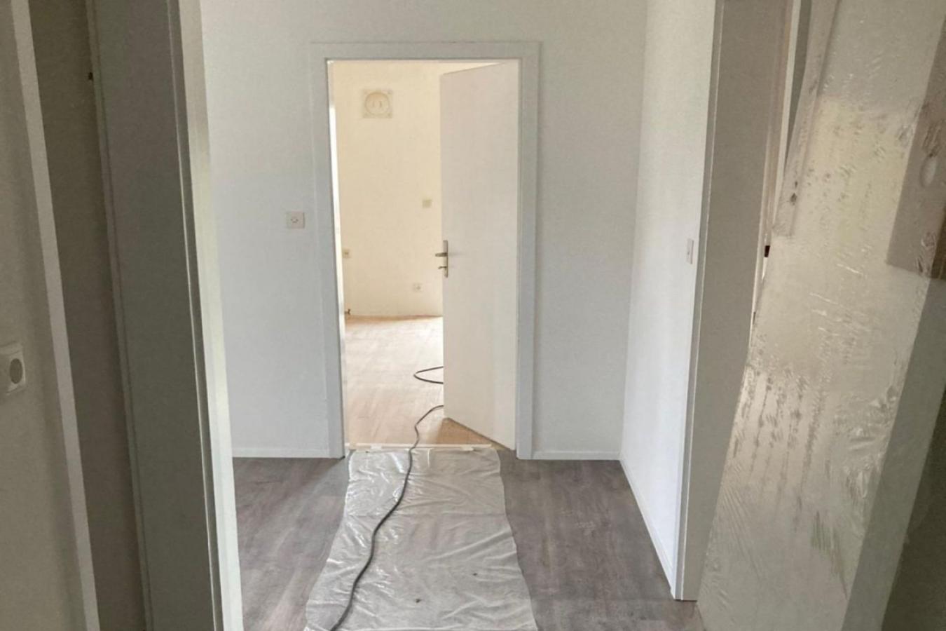DG Wohnung Flur während Modernisierung