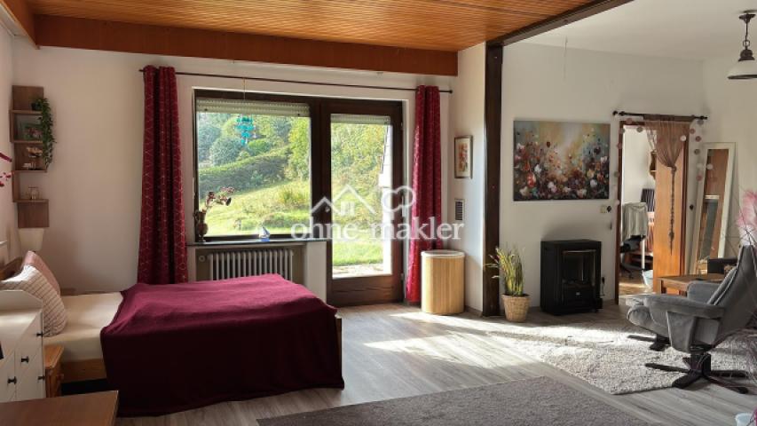 großes Zimmer im Untergeschoß