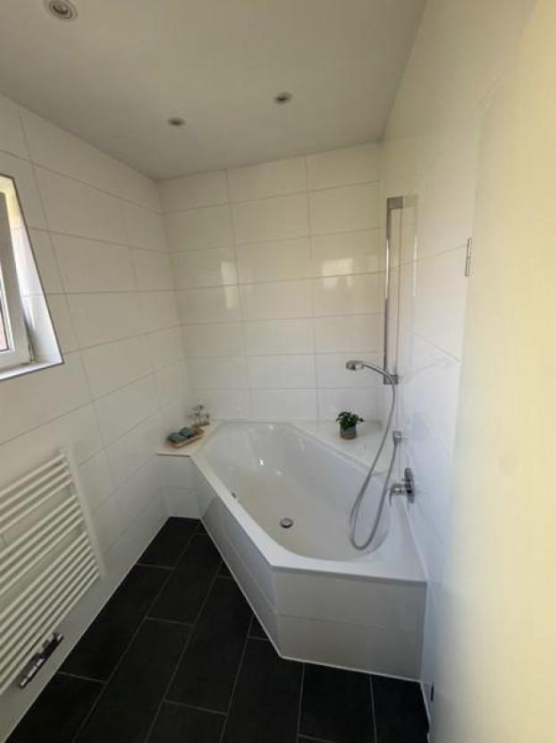 19 Eckbadewanne EG