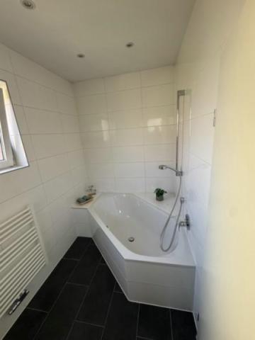 19 Eckbadewanne EG