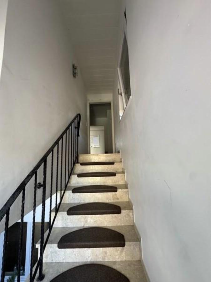 27 Treppe zur Hauptwohnung im OG