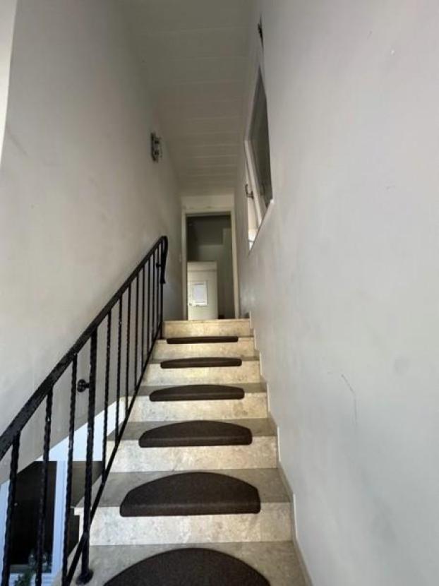 27 Treppe zur Hauptwohnung im OG