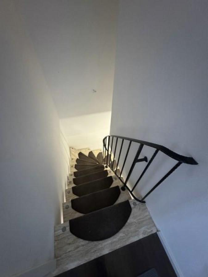 38 Treppe zur zweiten Wohnebene der Hauptwohnung