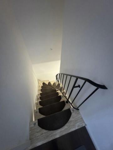 38 Treppe zur zweiten Wohnebene der Hauptwohnung