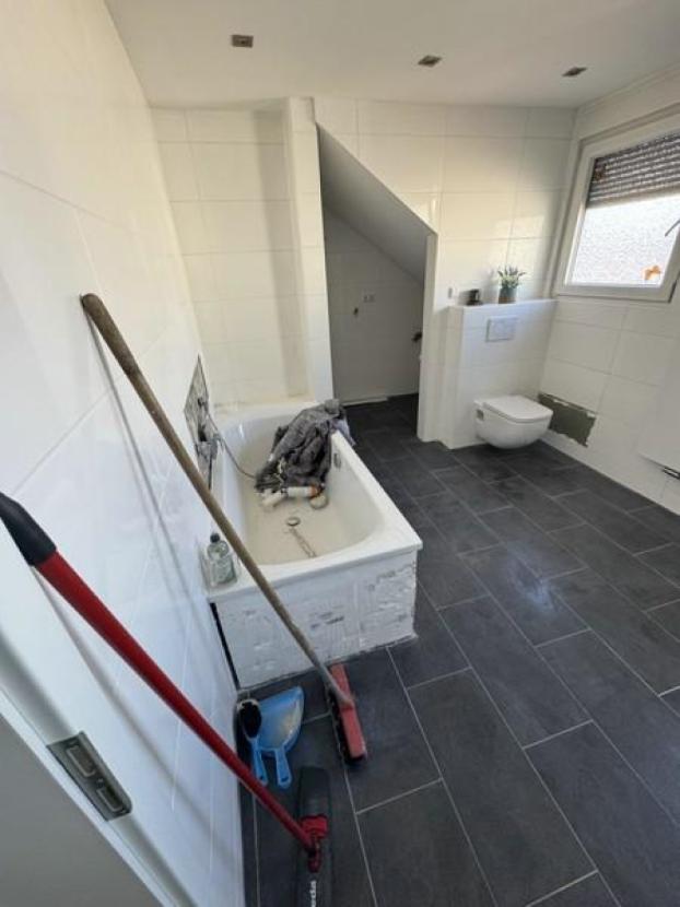 43 Bad mit Wandschrank im DG
