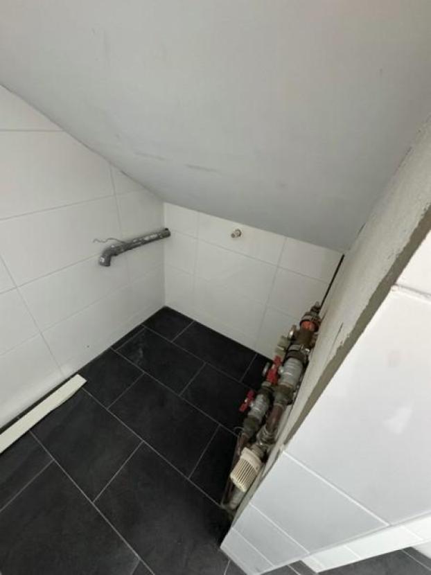 45 Wandschrank im Bad DG