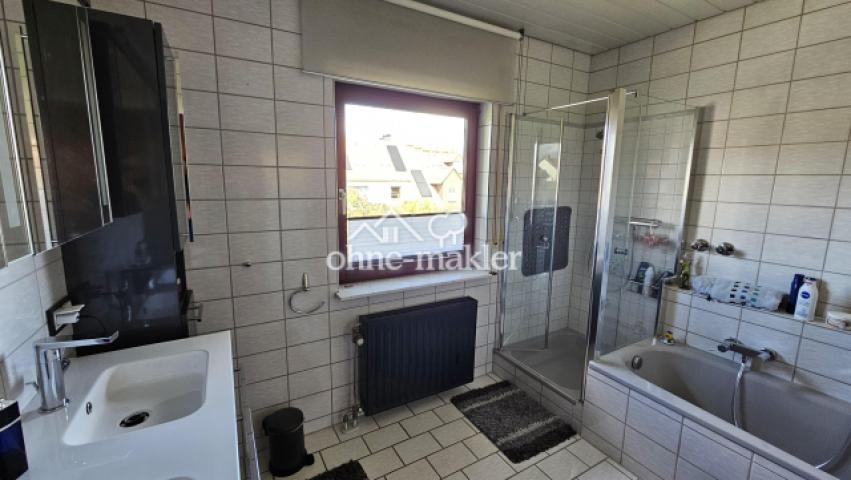Badezimmer mit Dusche