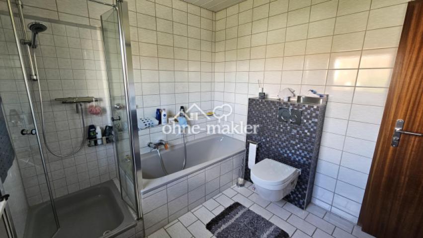 Badezimmer mit Badewanne 