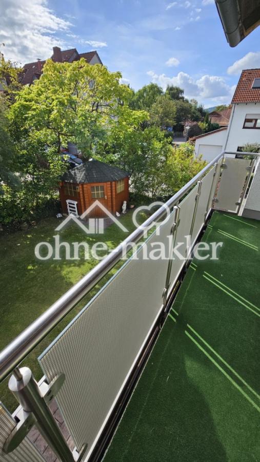 Blick auf Garten mit Holzhütte