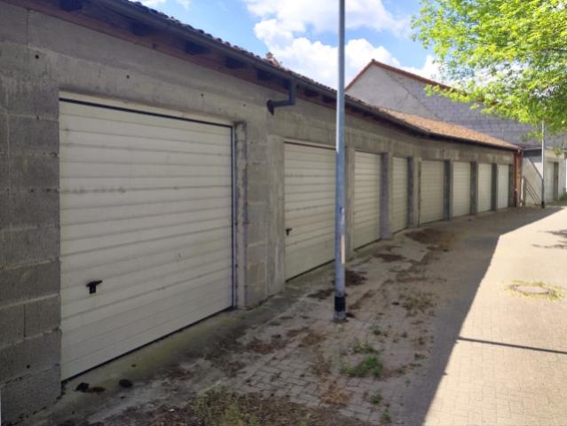 Rückansicht mit Garagen