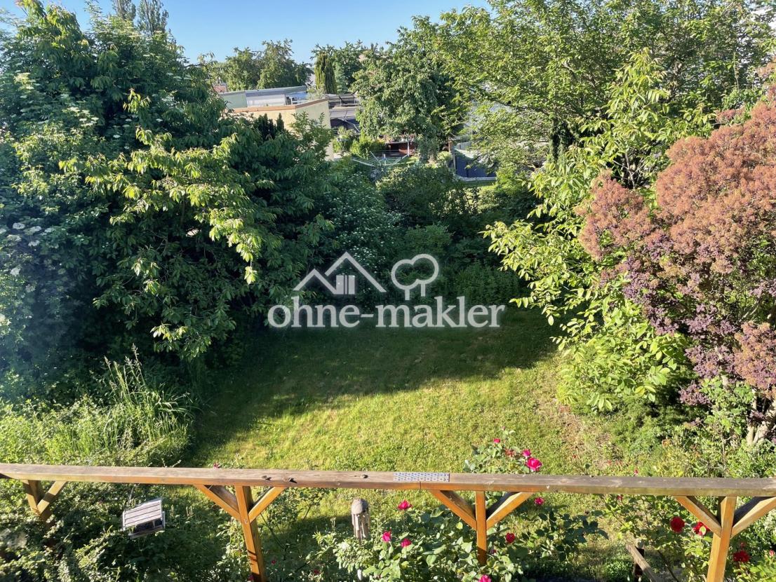 Blick vom Balkon auf Garten