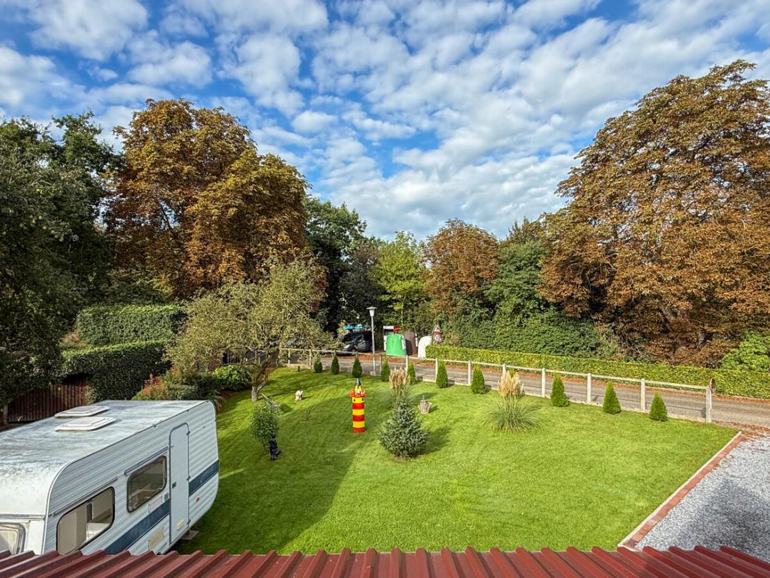 Blick auf das Baugrundstück im Garten