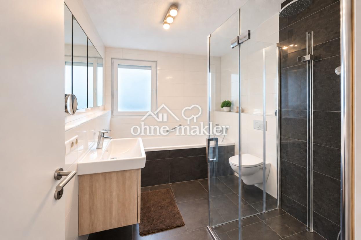 Badezimmer mit Dusche und Bade