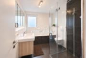 Badezimmer mit Dusche und Bade