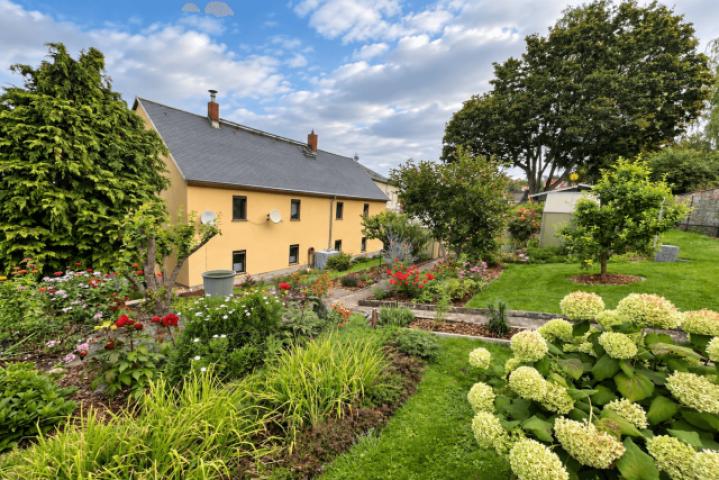 Hausrückseite mit Garten