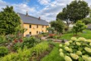 Hausrückseite mit Garten